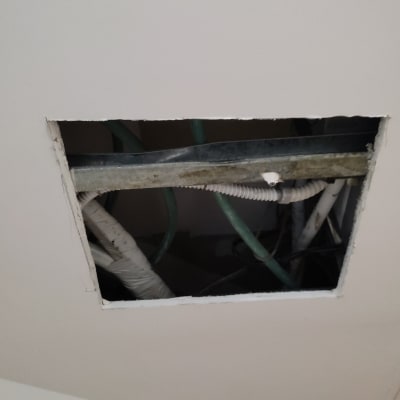 פתח בגבס עם צינורות חשמל ותעלות