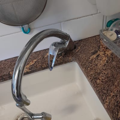 ברז מטבח עם כיור ומשטח עבודה