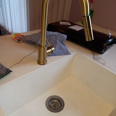 ברז זהב מותקן בכיור מטבח לבן