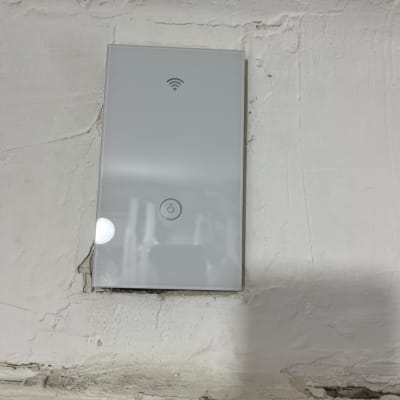 מתג חשמלי חכם עם סמל Wi-Fi על קיר
