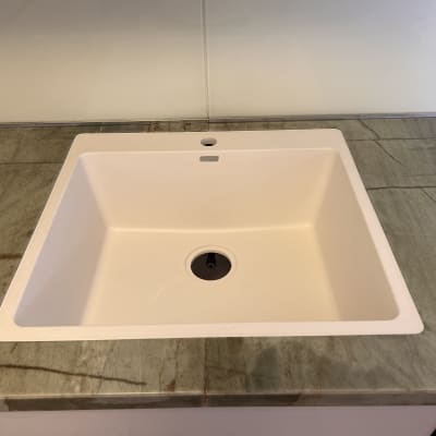 כיור על משטח שיש ירוק עם עורקים