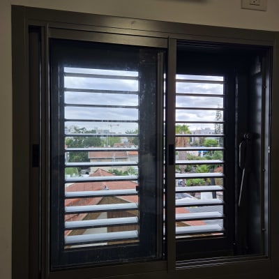 חלון עם תריסים נוף חיצוני