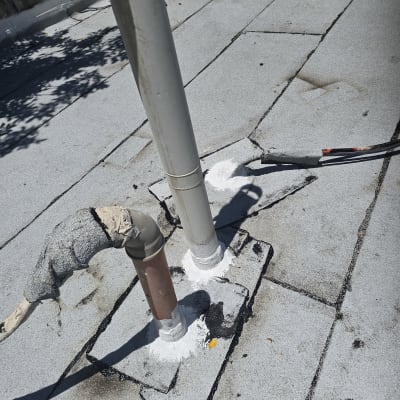 גג עם צינורות ואיטום סביבם