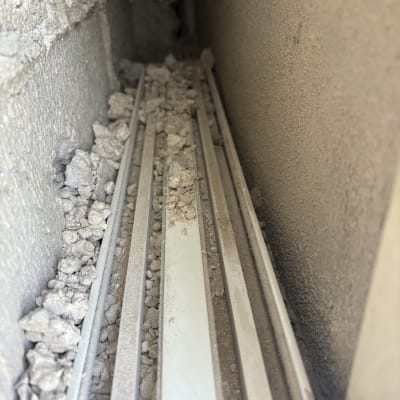 תמונה של אזור עם לכלוך ואבק בין קירות