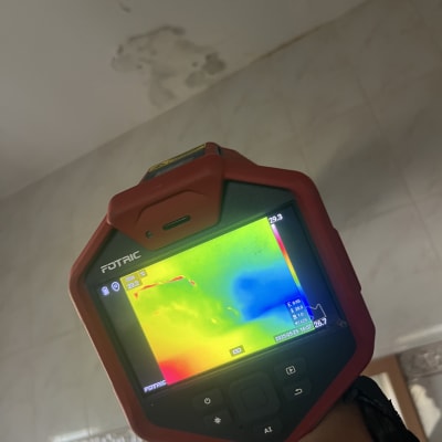 מצלמה תרמית מציגה תמונה צבעונית של נזילה בתקרה