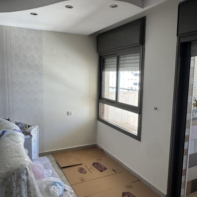 חדר עם קירות צבועים ותקרה מעוצבת