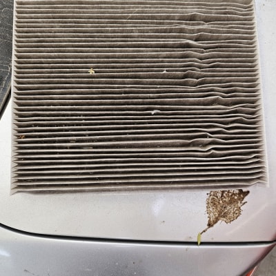 פילטר אוויר מלוכלך על מכסה מנוע של רכב