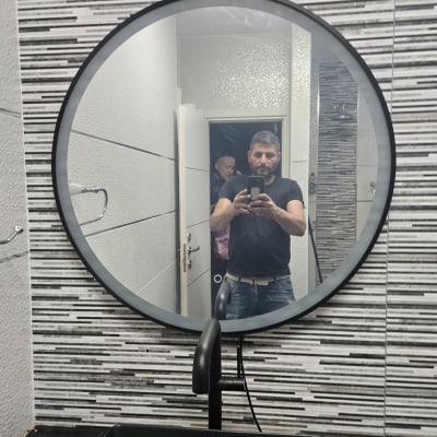 ברז שחור וכיור בחדר אמבטיה