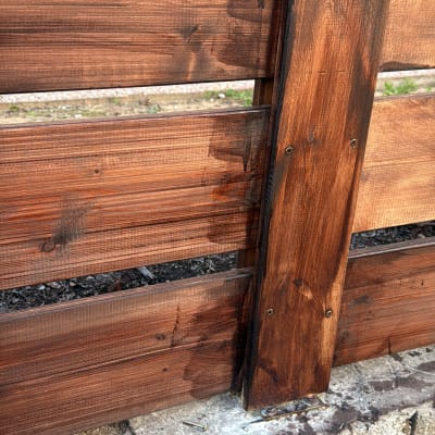 גדר עץ חומה על בסיס בטון