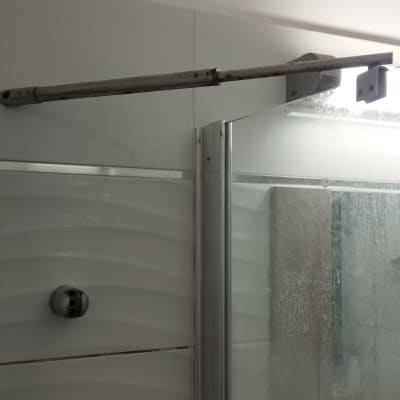 דלת זכוכית למקלחת עם מוט מתכת