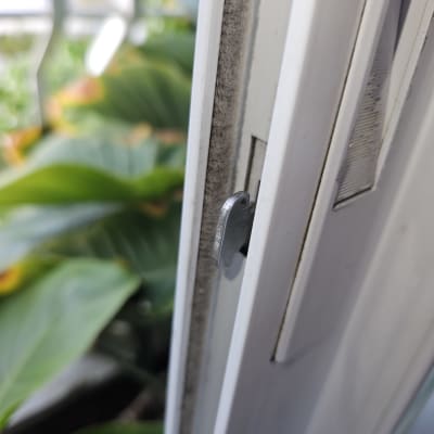 תקריב של תריס חלון עם מנגנון נעילה