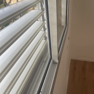 מסילות חלון אלומיניום ותריסים נקיים לאחר ניקוי חלונות