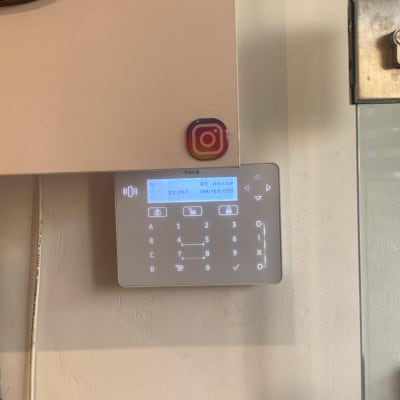 לוח מקשים למערכת אבטחה על קיר