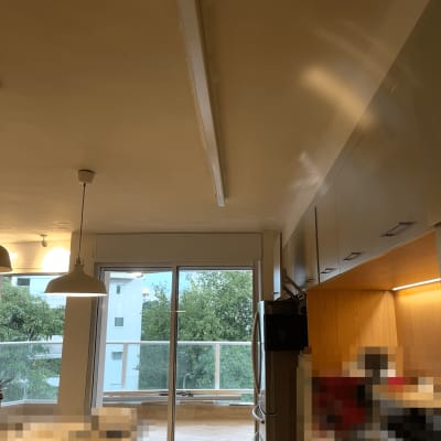 תאורה מותקנת בתקרה במטבח מודרני