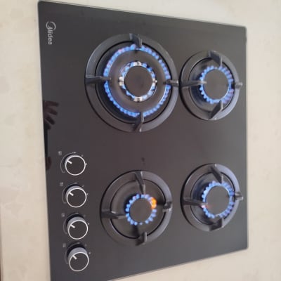 כיריים גז עם ארבעה מבערים דולקים