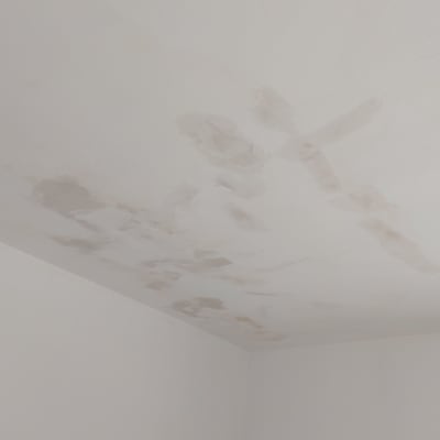 תקרה עם סימני רטיבות ותיקונים