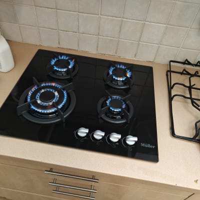 כיריים גז עם ארבעה מבערים דולקים