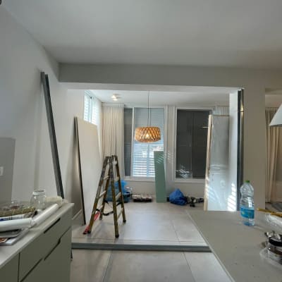 חדר עם לוחות גבס, סולם וכלי עבודה