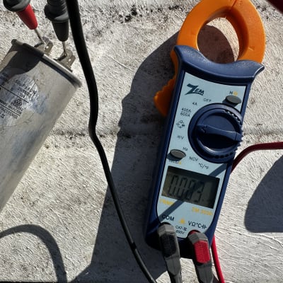 מד מתח ומד זרם ליד רכיב חשמלי