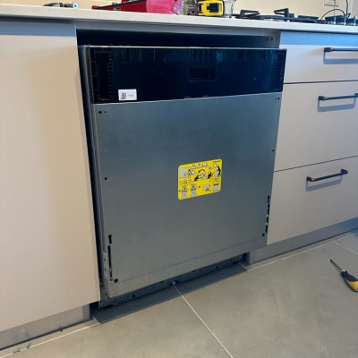 כלים על השיש ליד מדיח כלים פתוח