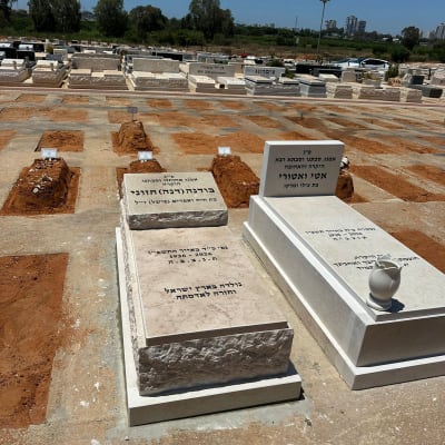בית קברות עם מצבות שונות בשטח פתוח