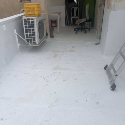 גג עם מזגן, כיסא וסולם, ללא אנשים