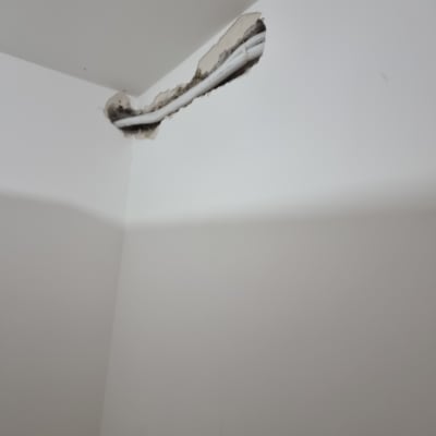 חורים בקיר עם חוטי חשמל חשופים