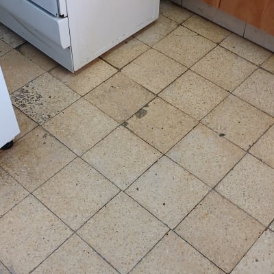 רצפה עם אריחים ישנים ומטאטא כחול