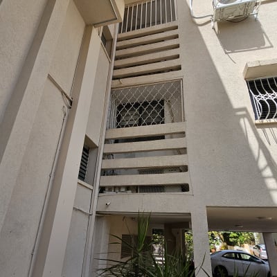 רשת מתכת מותקנת על מרפסת למניעת כניסת יונים