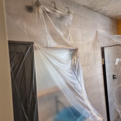 חדר מכוסה בניילון כהכנה לצביעה