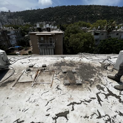 גג עם סדקים ותיקונים, בלוקים מונחים על הגג