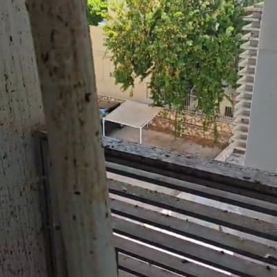 מסתור כביסה מלוכלך בצואת יונים וכתמים לקראת ניקוי