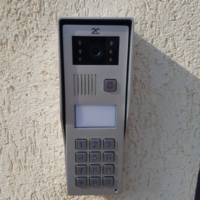 אינטרקום עם מצלמה ומקשים על קיר