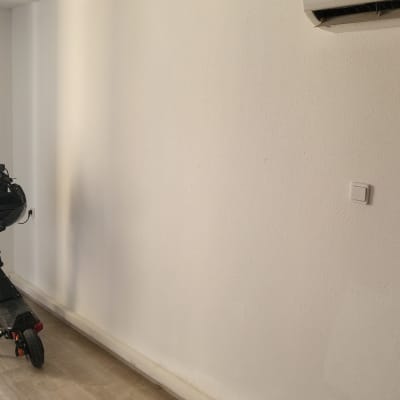 קיר צבוע עם מזגן וקטנוע קטן