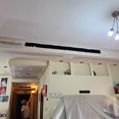 תקרת גבס עם חורים ותיקונים בתהליך עבודה