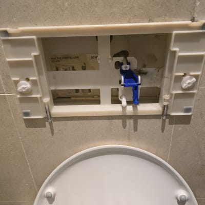 מנגנון הדחה של אסלה עם חלקים פנימיים גלויים