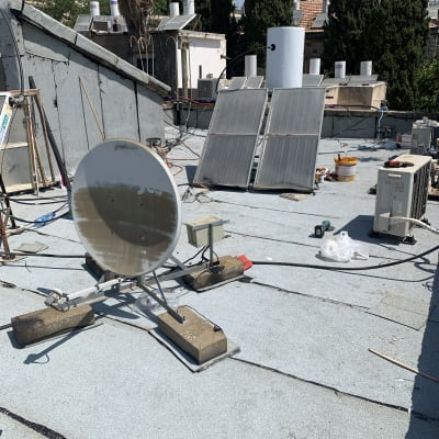 גג עם יריעות איטום, דלי וחומרי עבודה