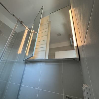 מראה עם תאורה, ברז וכיור בחדר אמבטיה