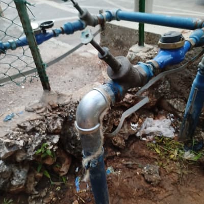 צינורות מים כחולים עם ברזים ומד מים