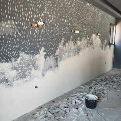 קיר צבוע חלקית עם דפוסי צבע לבנים