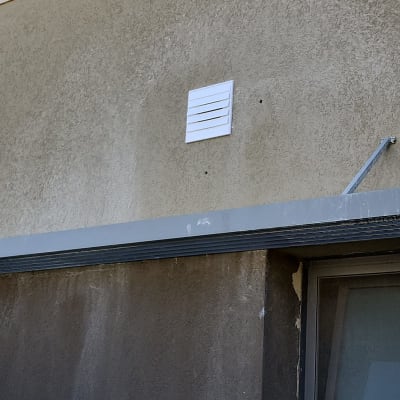 פאנלים סולאריים על גג עם חיווט חשמלי