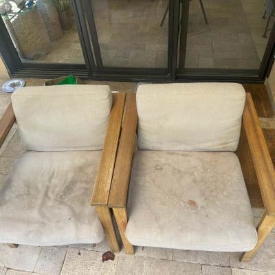 שני כיסאות עם כתמים על המרפסת