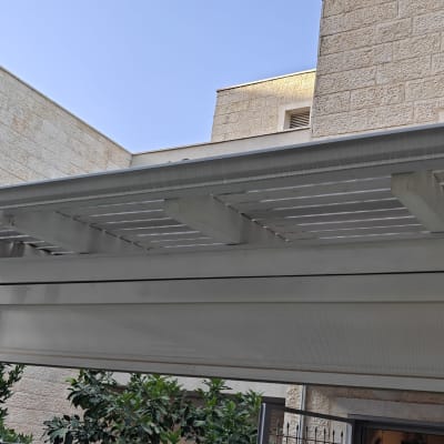 גג פרגולה עם חוטי חשמל גלויים