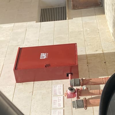 ארון כיבוי אש אדום עם צינורות חיבורים