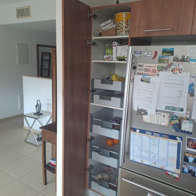 ארון מטבח פתוח עם מדפים ומוצרי מזון