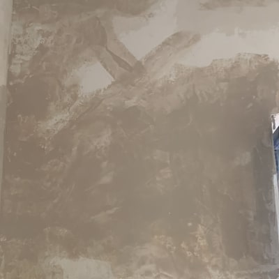 קיר מטויח עם שכבת איטום חלקית