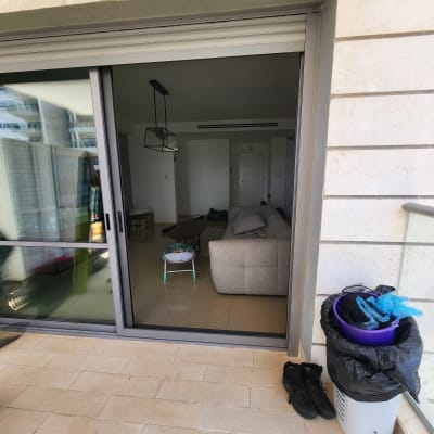 דלת הזזה מאלומיניום עם מסגרת אפורה