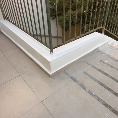 מעקה מתכת על מרפסת עם ריצוף חדש