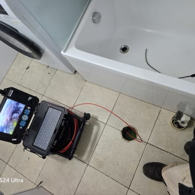 מכשיר איתור נזילות ליד אמבטיה ומכונת כביסה