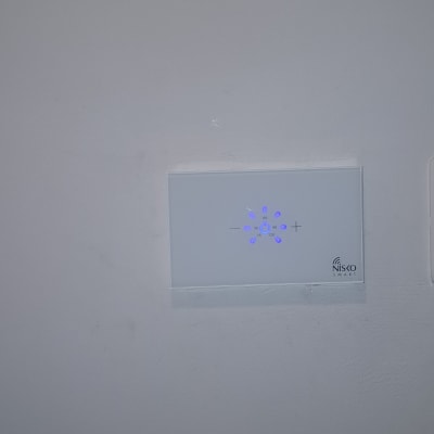 לוח בקרה חכם על קיר עם תאורה כחולה